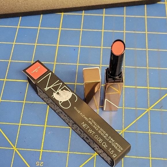 NARS Lipstick Satin Finish 321 Turned On New - Picture 1 of 3